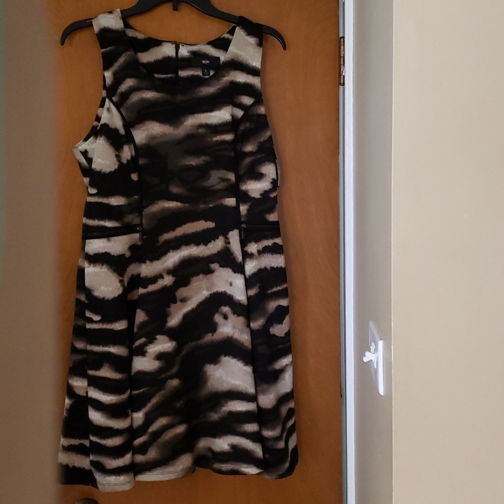 95% polyester/5% spandex 35 inch from shoulder